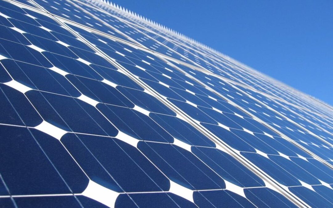 Genève mise sur le solaire: le canton va équiper quelque 50 000 m2 de toitures de panneaux photovoltaïques, qui seront exploités par les SIG.