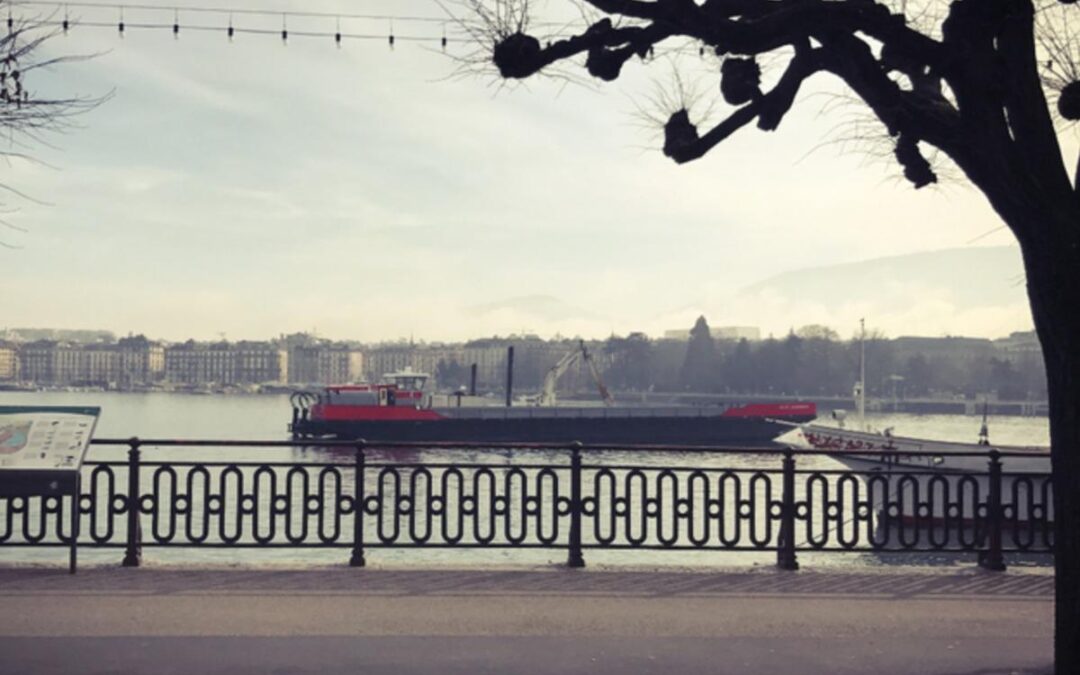 Energie: Mais que fait cette péniche en pleine rade de Genève?