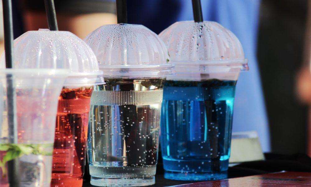 Les restaurants à Genève commencent à bannir les pailles en plastique