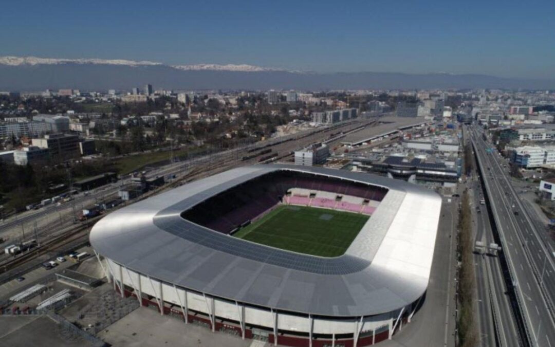 Vidéo: installation de panneaux solaires sur le Stade de Genève