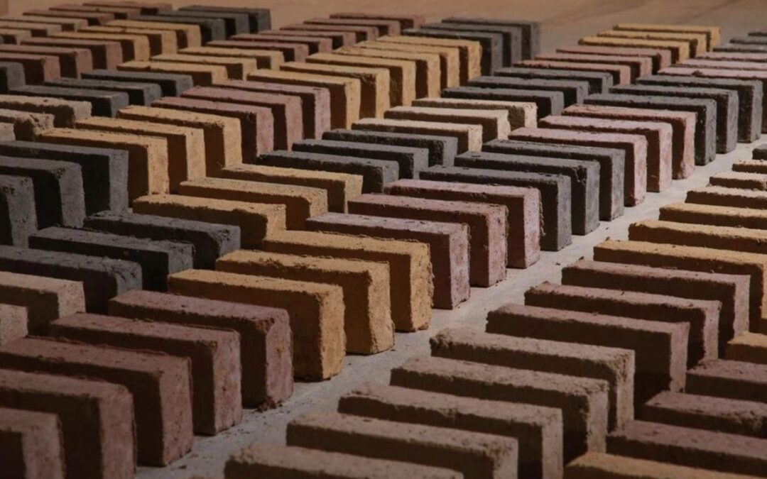 [Vu ailleurs] Construire en terre crue locale, le triomphe de l’économie circulaire