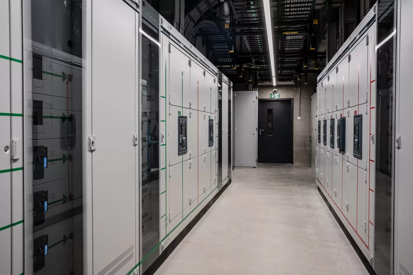 Les composants essentiels au data center sont fabriqués en Europe (pompes à chaleur Trane, onduleurs ABB, ventilateurs Ebmpapst, etc.). Ici, des tableaux électriques Siemens, fabriqués en Allemagne.
