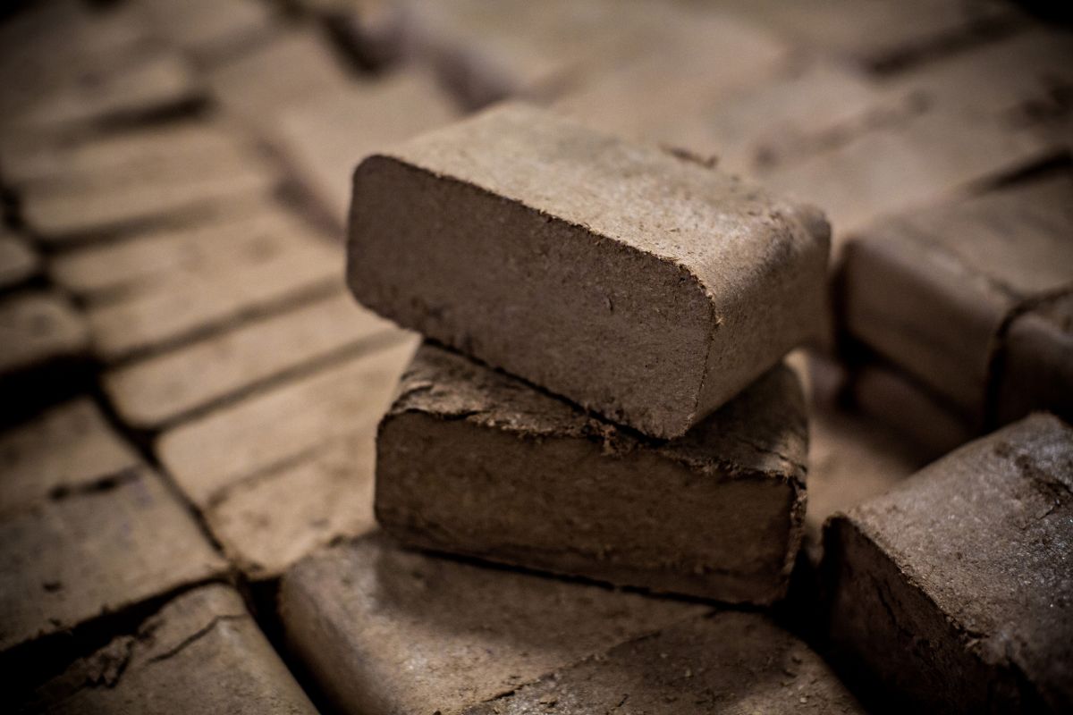 Les briquettes de bois utilisées pour alimenter le chauffage central de la manufacture